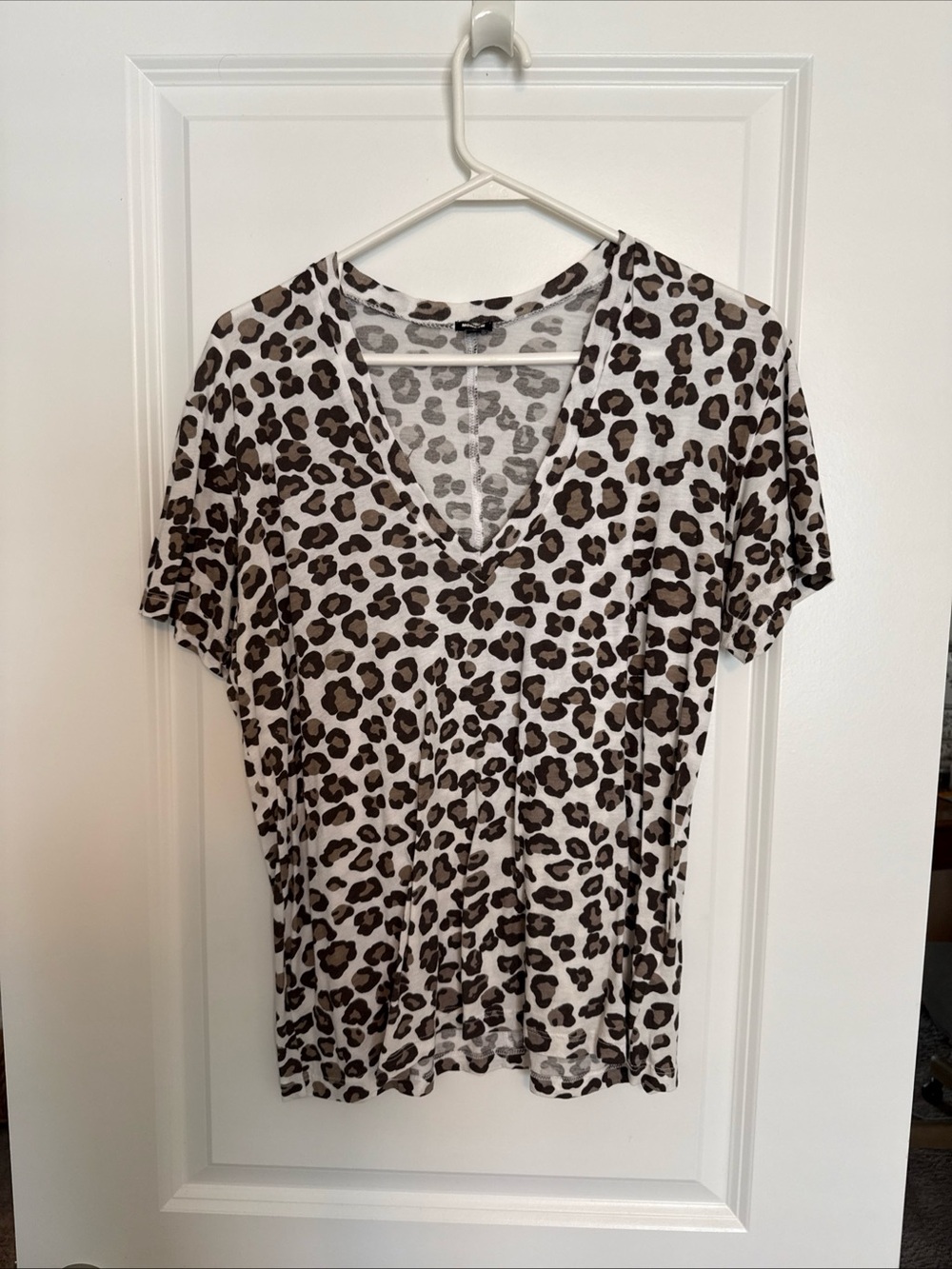 Monrow blouse Womens medium short sleeve Leopard print Relaxed v-neck top shirt